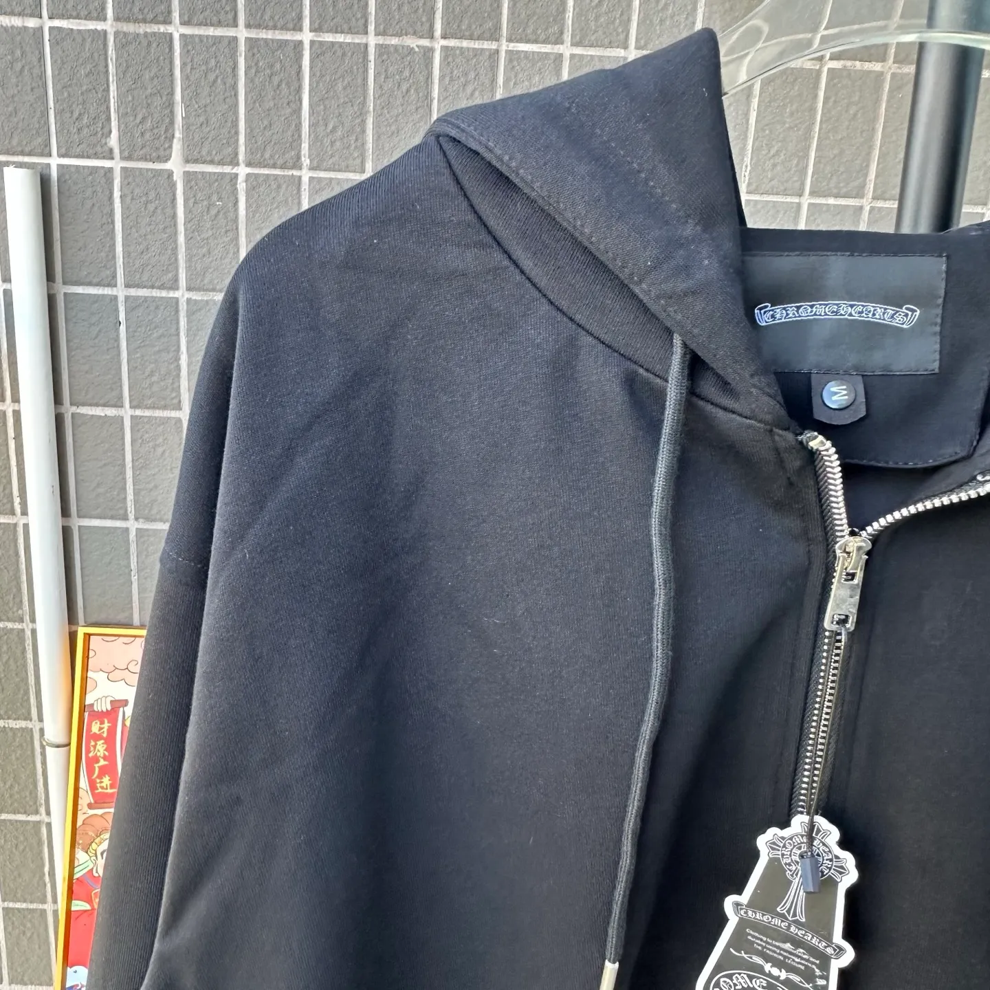 P320 Style No.: TT107 𝗖𝗵𝗿𝗼𝗺𝗲 𝗛𝗲𝗮𝗿𝘁𝘀/Cro Heart 2025 Washable Watercolor Diamond Stickers Autumn and Winter New Original Single Counter American Laser Diamond Stickers 3D Three-dimensional Color Embroidery Couple Casual Cardigan Sweatshirt 👑The highest version! Customized fabric 480g tripe terry fabric! American acid-washed and distressed original fabric, laser-burned pattern ✟Colored diamond hardware stickers, exquisite embroidery of letters! The best-selling model in the counter, very comfortable to wear. Accessories: original molded and authenticated collar label➕100% silk wash label. Genuine purchase-grade original hangtag➕matching hanging rope���3D hanging beads➕original packaging bag. Craftsmanship: The original version has consistent wiring! The highest version of the armhole matching technique! Color: Black Size: S M L XL